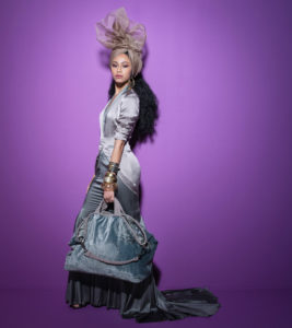 Model with Bag Paisley blue